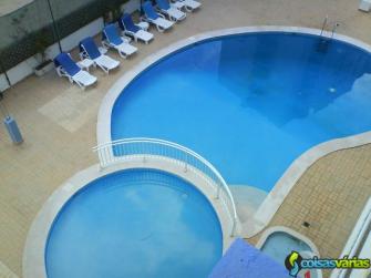Apartamento com piscina e ar condicionado