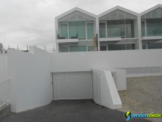 Moradia t3 com piscina de alto nível frente ao mar