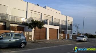 Vivenda nova t3 tem garagem e terraço grande